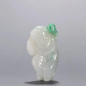 翡翠掛件：翡翠劉海戲金蟾的寓意