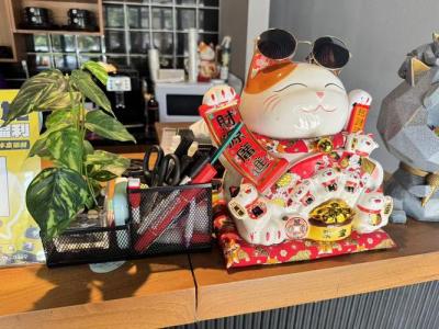 辦公桌放招財(cái)貓好還是財(cái)神爺好 這些還不知道你就進(jìn)來(lái)看看