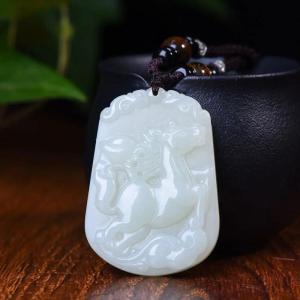 屬馬的男人適合帶什么生肖的玉飾？