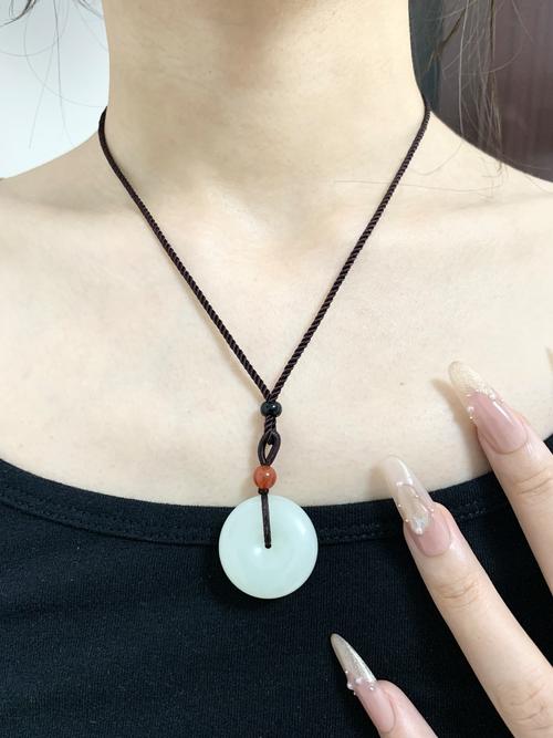 女士戴平安扣好嗎 提升氣質(zhì)辟邪擋災(zāi)