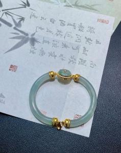 翡翠手鐲可以送給什么人 伴侶長輩小孩皆可