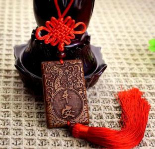 車掛件掛什么保平安好堪輿  桃木掛飾可以擋災