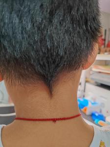 頭發后面有個尖與命運