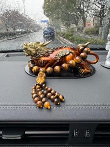 屬狗的車上掛什么講究？開光貔貅可選用